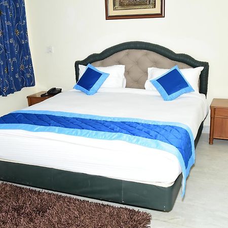 The Mayflower Hotel Gurgaon Buitenkant foto