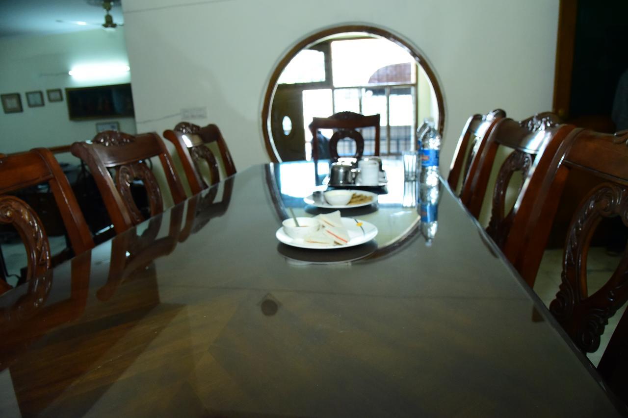 The Mayflower Hotel Gurgaon Buitenkant foto