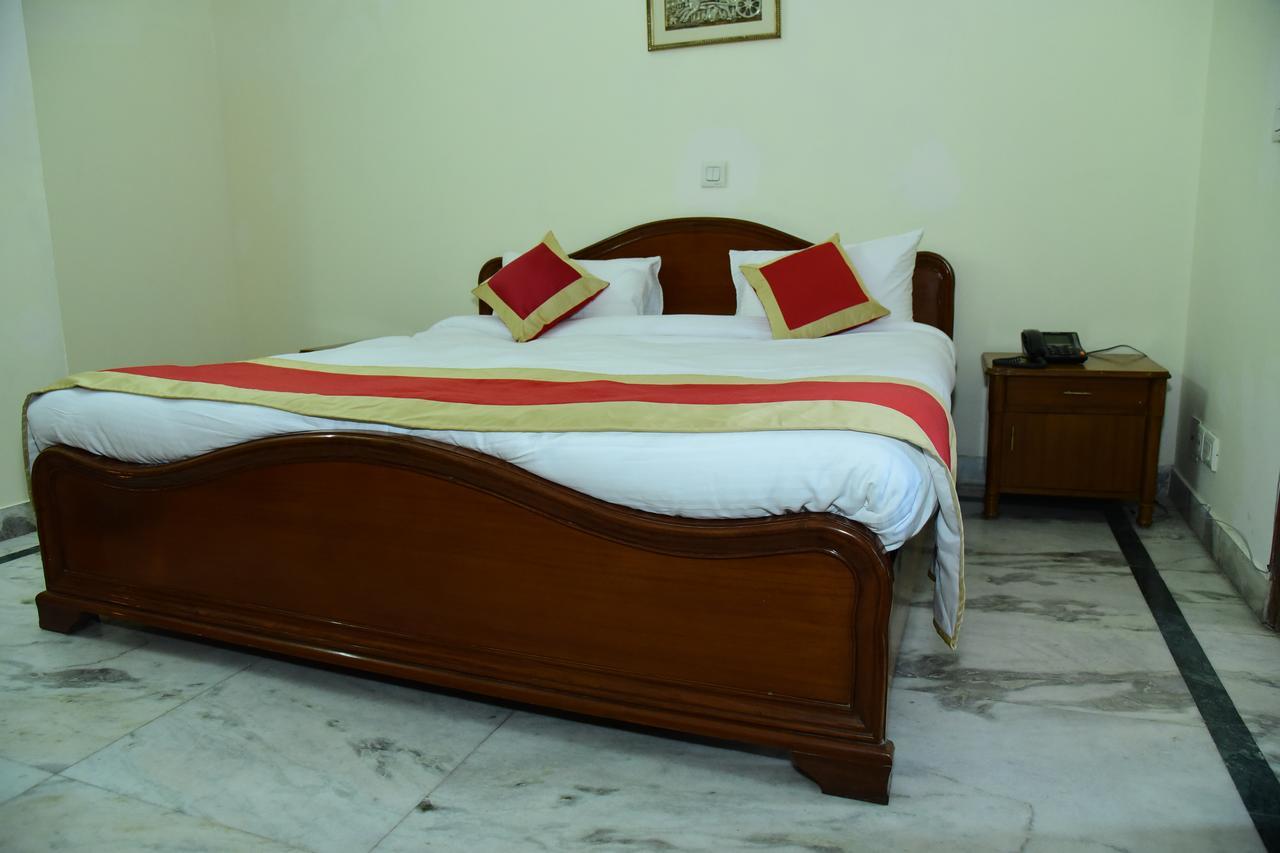 The Mayflower Hotel Gurgaon Buitenkant foto