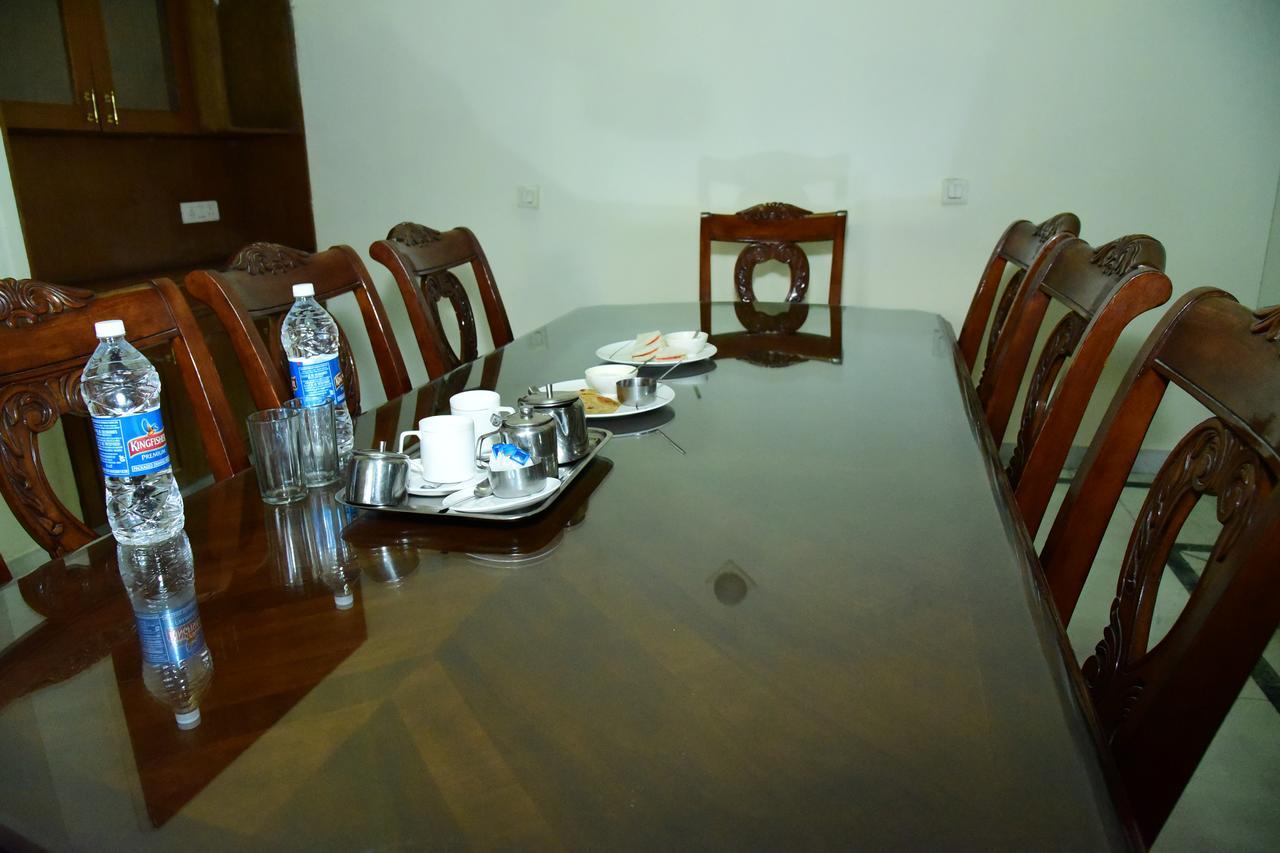 The Mayflower Hotel Gurgaon Buitenkant foto