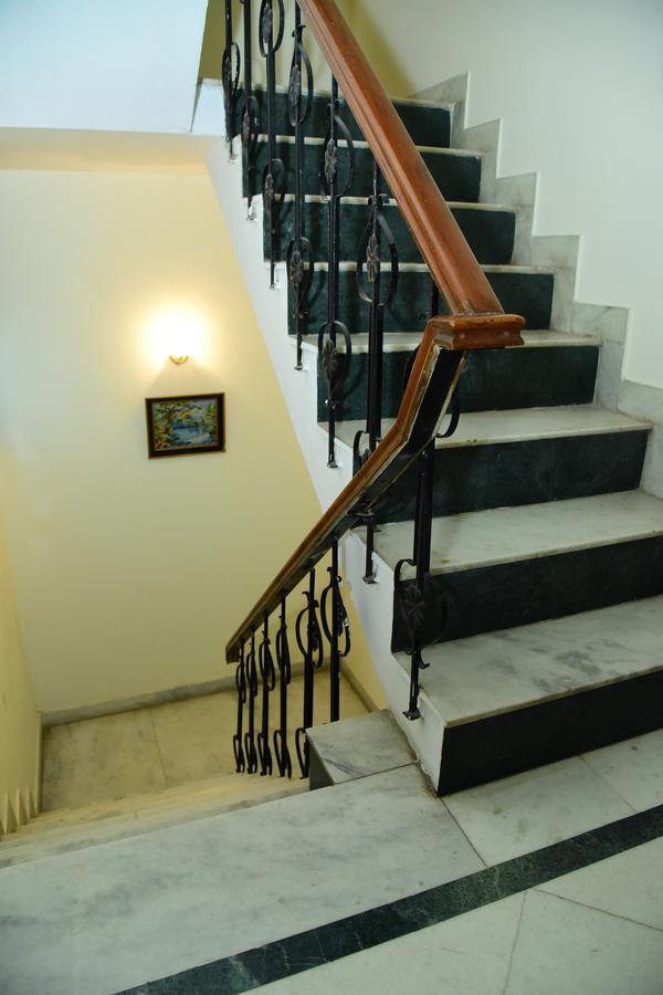 The Mayflower Hotel Gurgaon Buitenkant foto