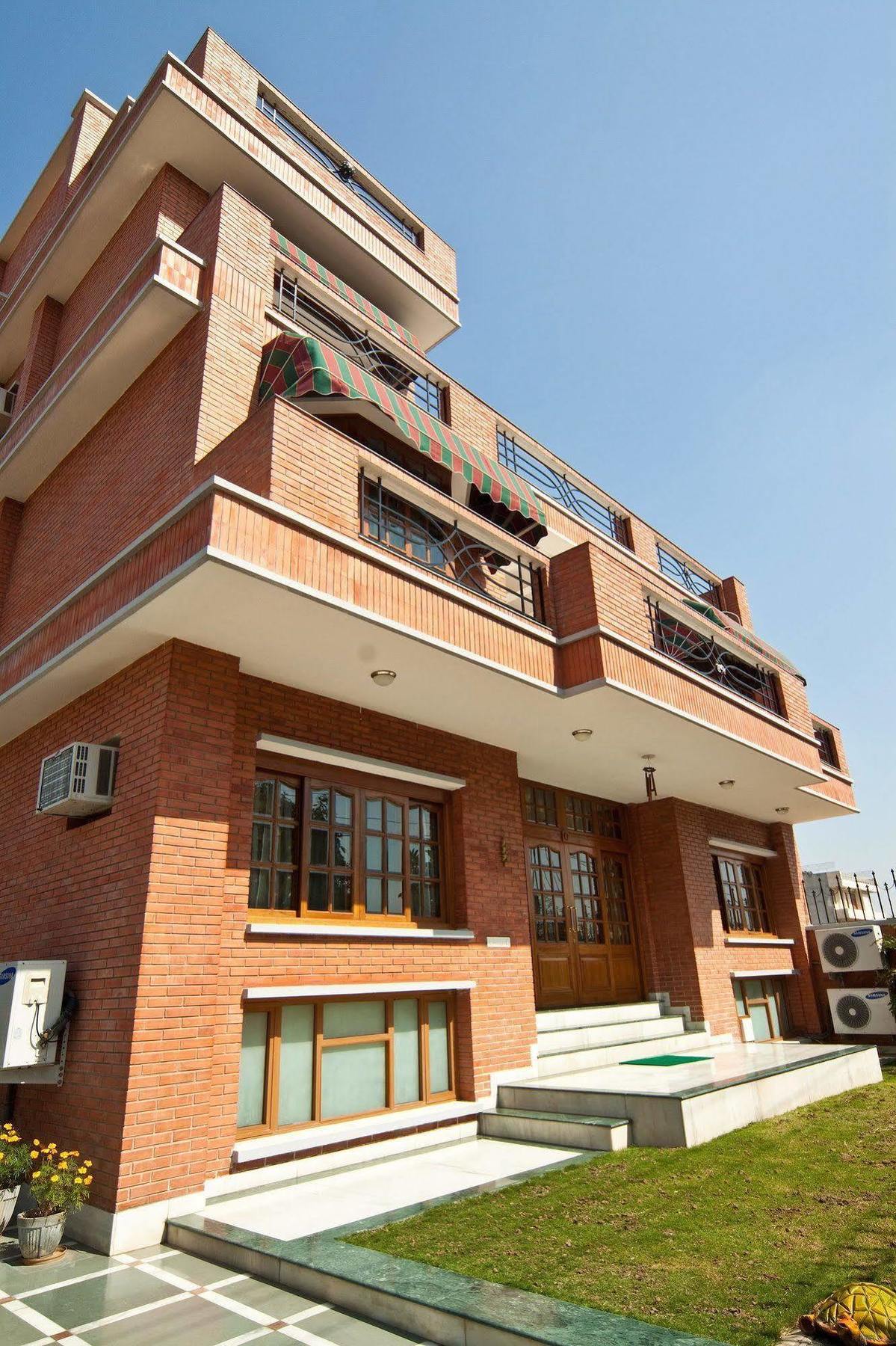 The Mayflower Hotel Gurgaon Buitenkant foto