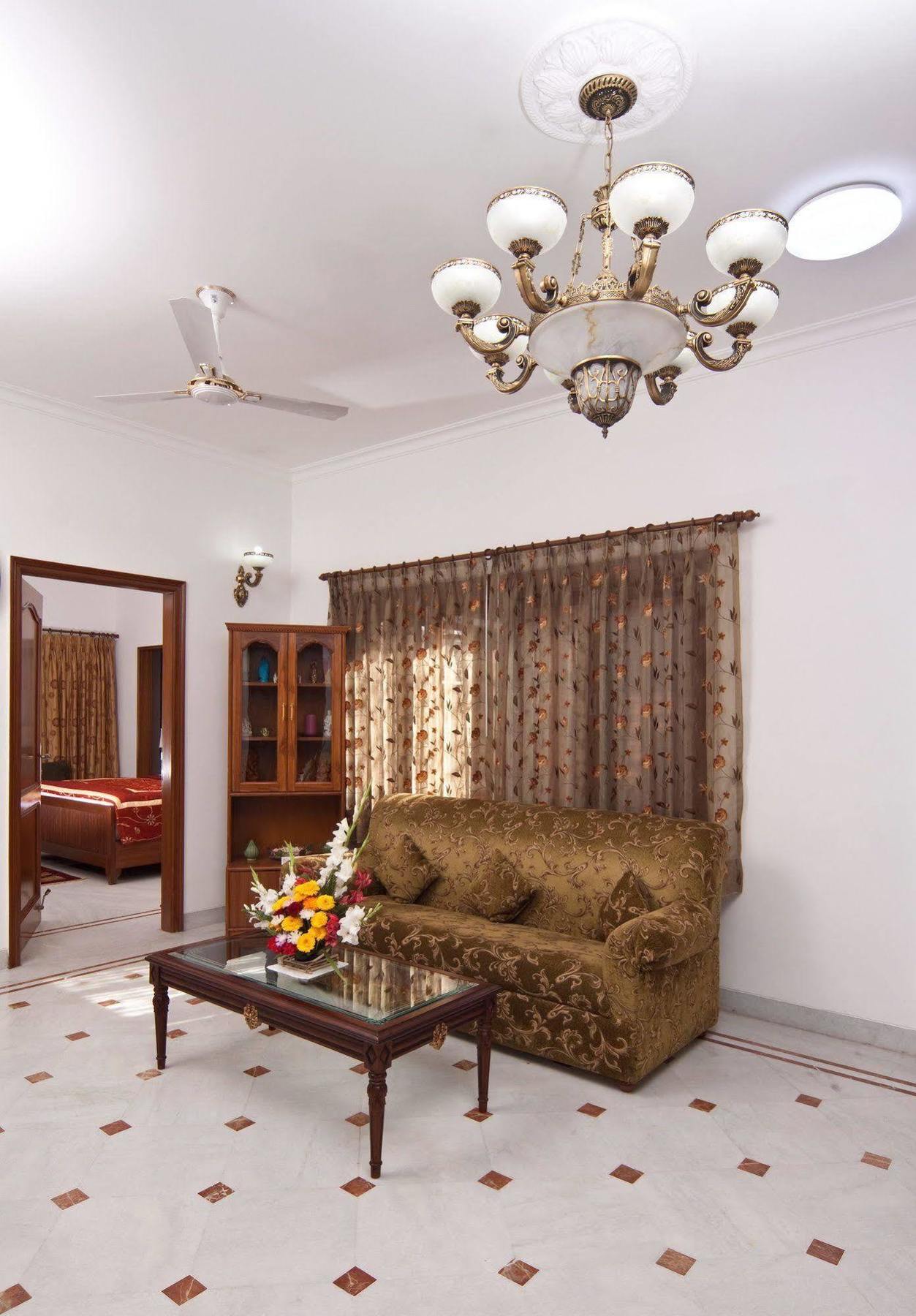 The Mayflower Hotel Gurgaon Buitenkant foto