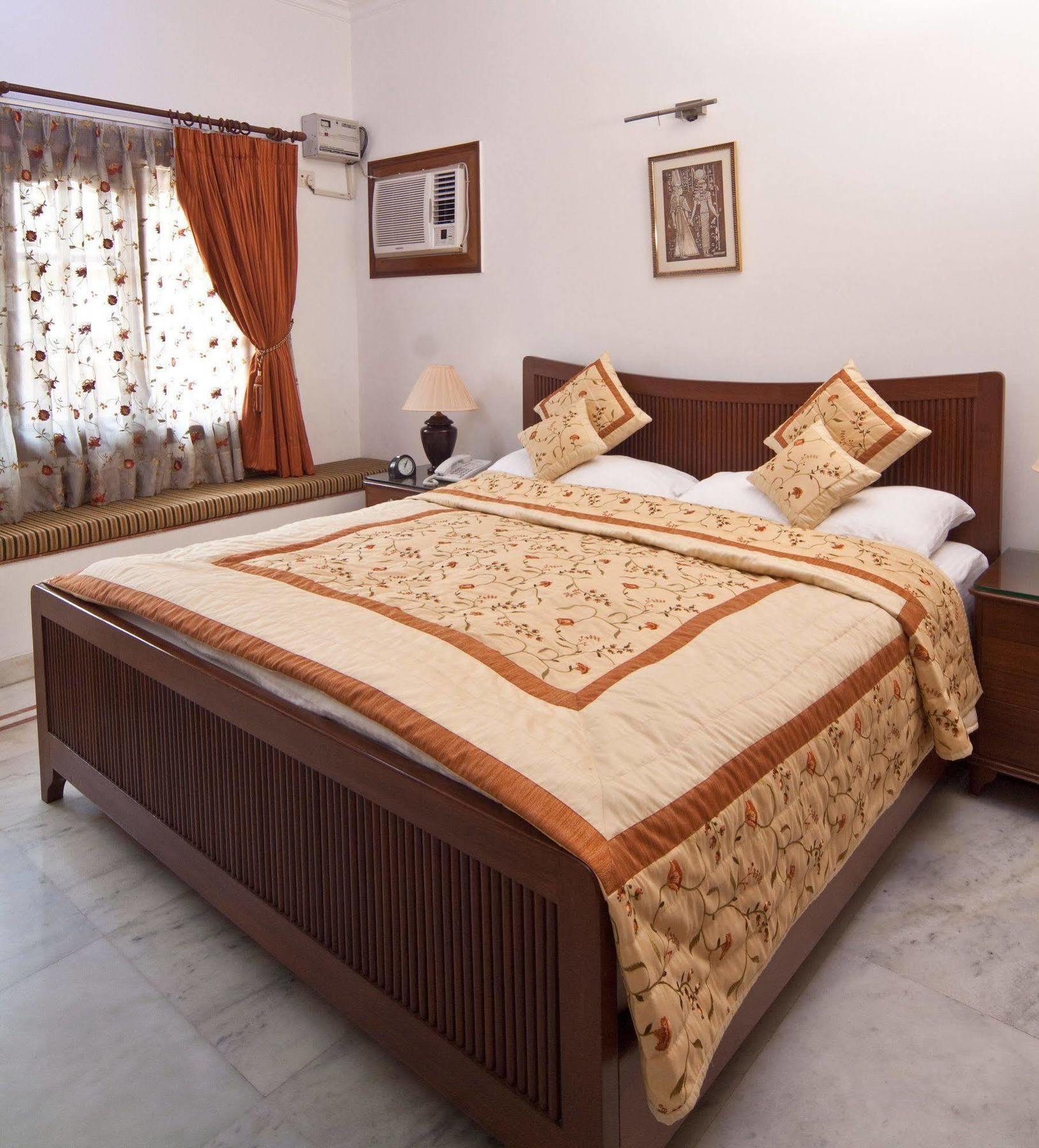 The Mayflower Hotel Gurgaon Buitenkant foto