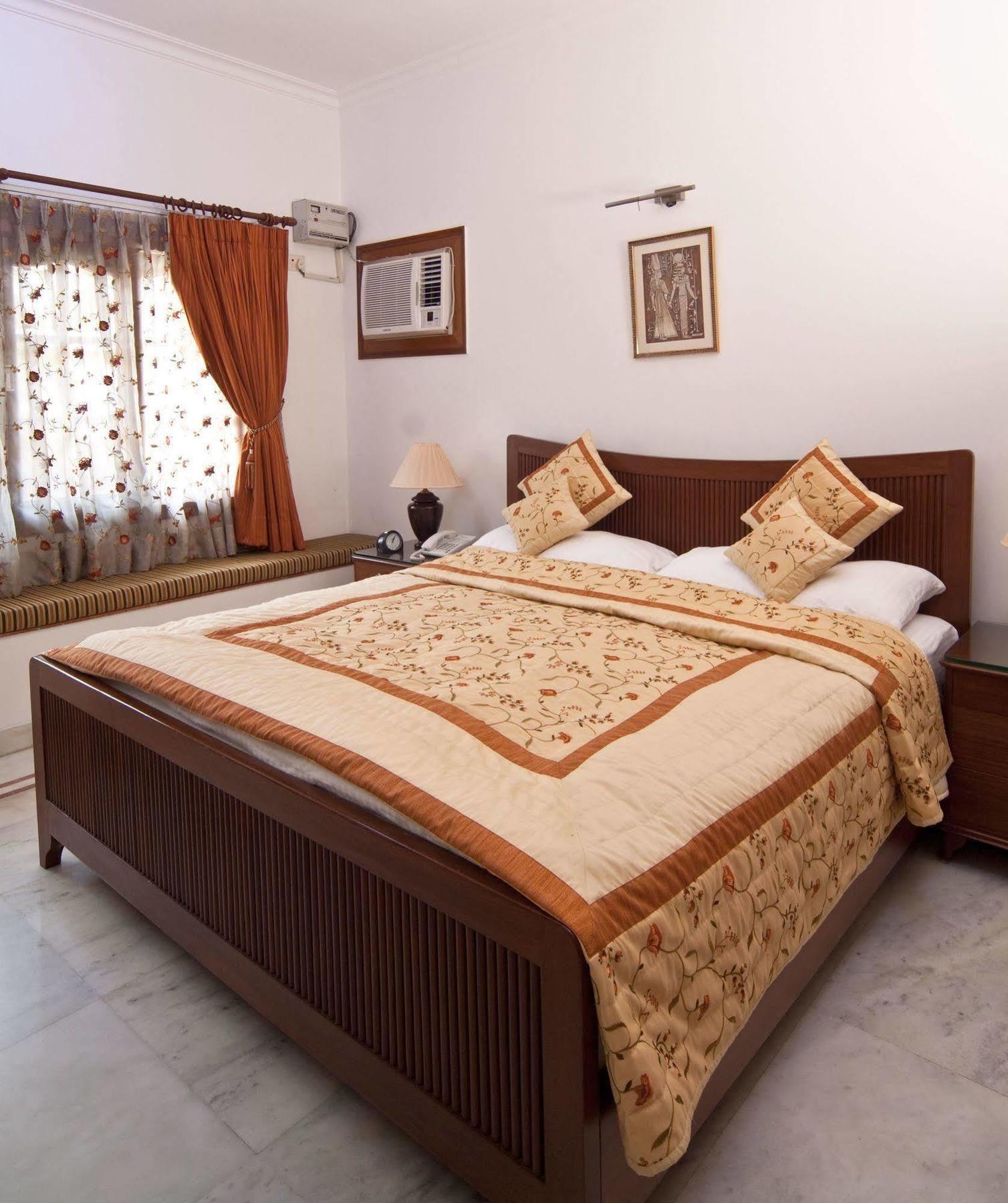 The Mayflower Hotel Gurgaon Buitenkant foto