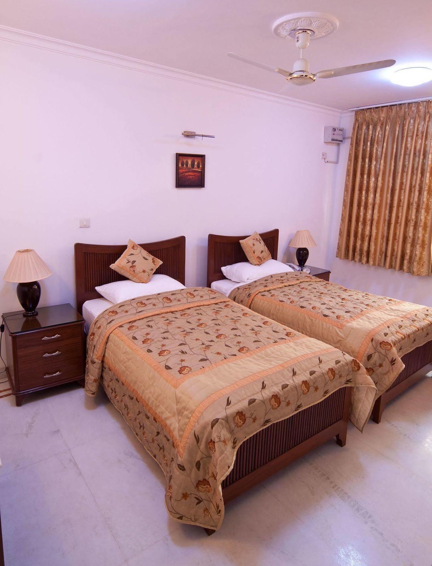 The Mayflower Hotel Gurgaon Buitenkant foto