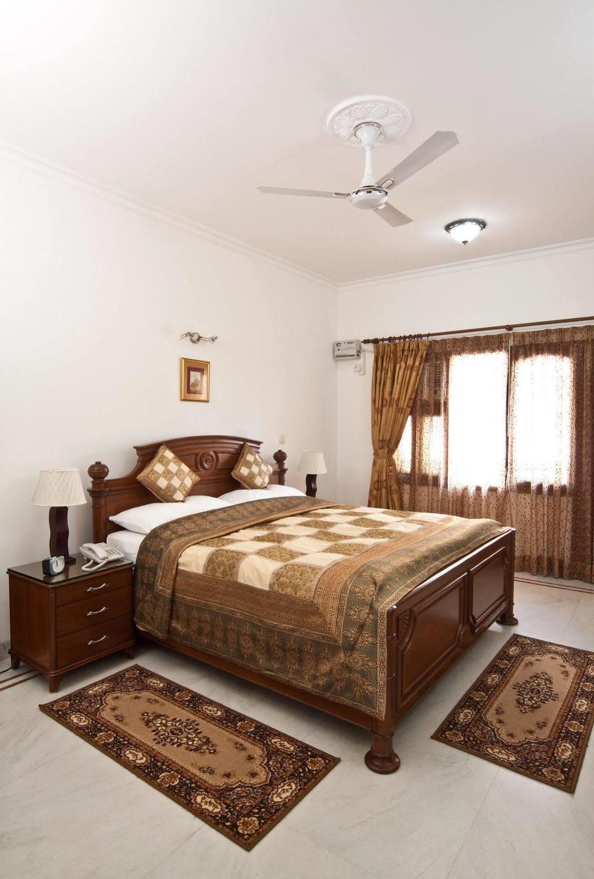 The Mayflower Hotel Gurgaon Buitenkant foto