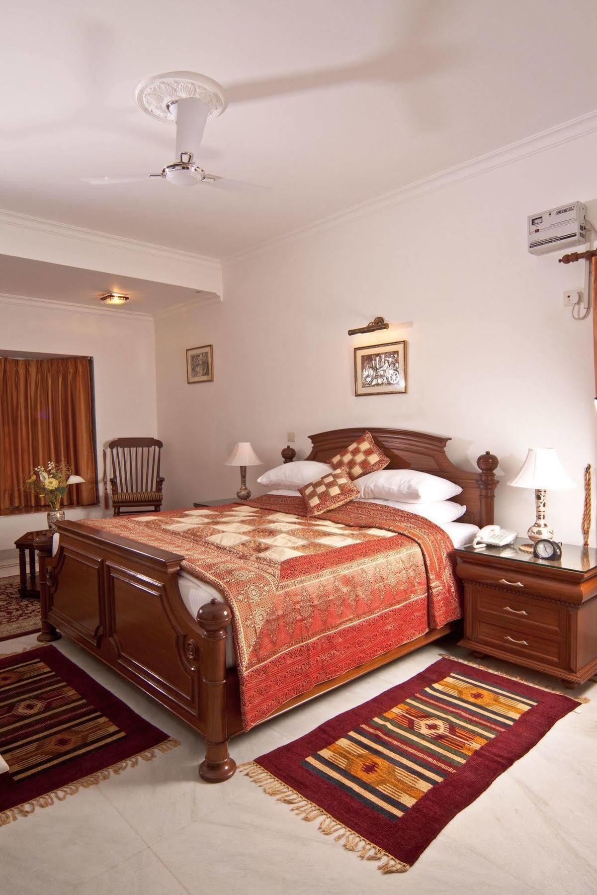 The Mayflower Hotel Gurgaon Buitenkant foto