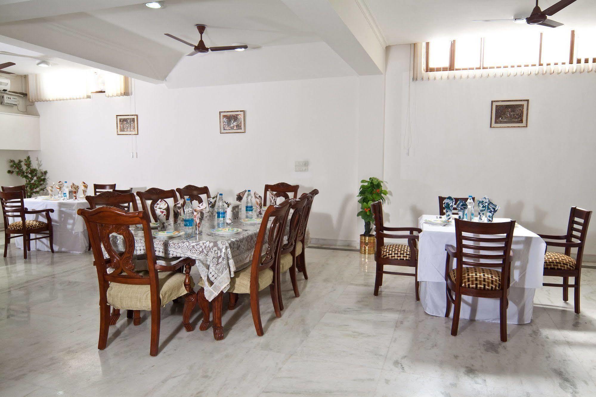 The Mayflower Hotel Gurgaon Buitenkant foto