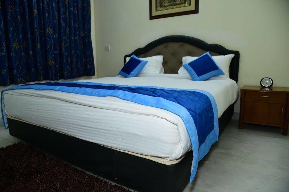 The Mayflower Hotel Gurgaon Buitenkant foto